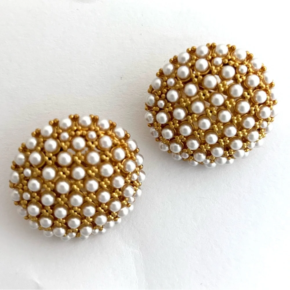 OSCAR de la RENTA • Pearl embellished Dome Earrings Gold White Clip-On